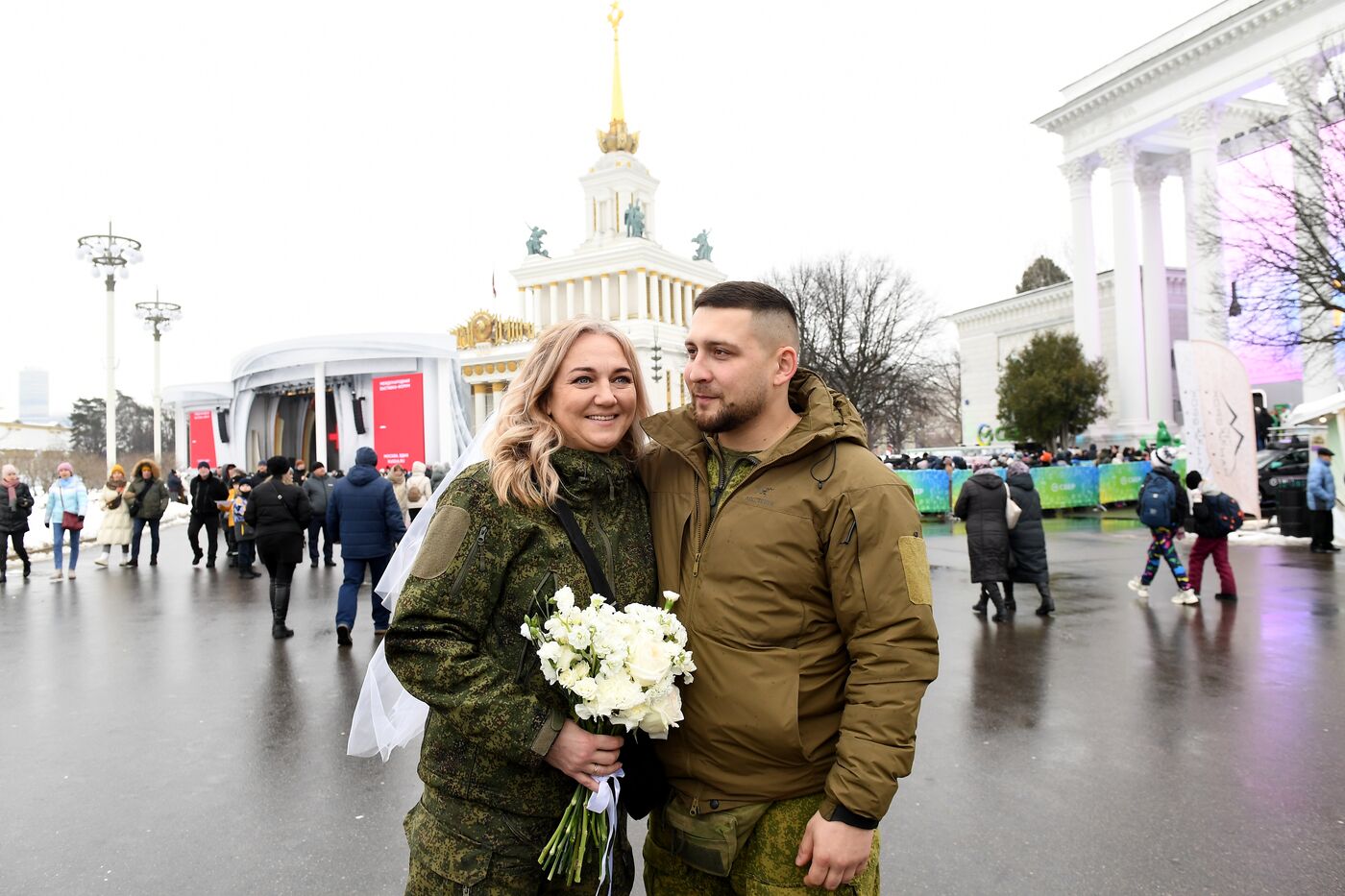 Выставка "Россия". Торжественная свадебная церемония участников СВО к годовщине начала специальной военной операции