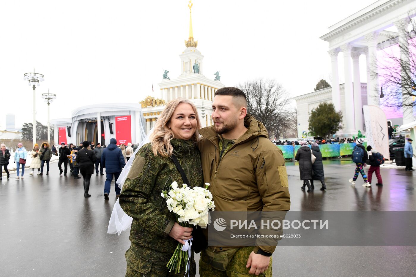 Выставка "Россия". Торжественная свадебная церемония участников СВО к годовщине начала специальной военной операции