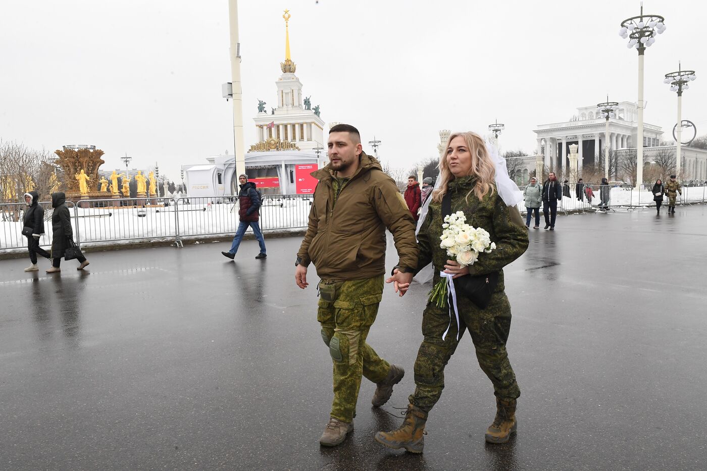 Выставка "Россия". Торжественная свадебная церемония участников СВО к годовщине начала специальной военной операции