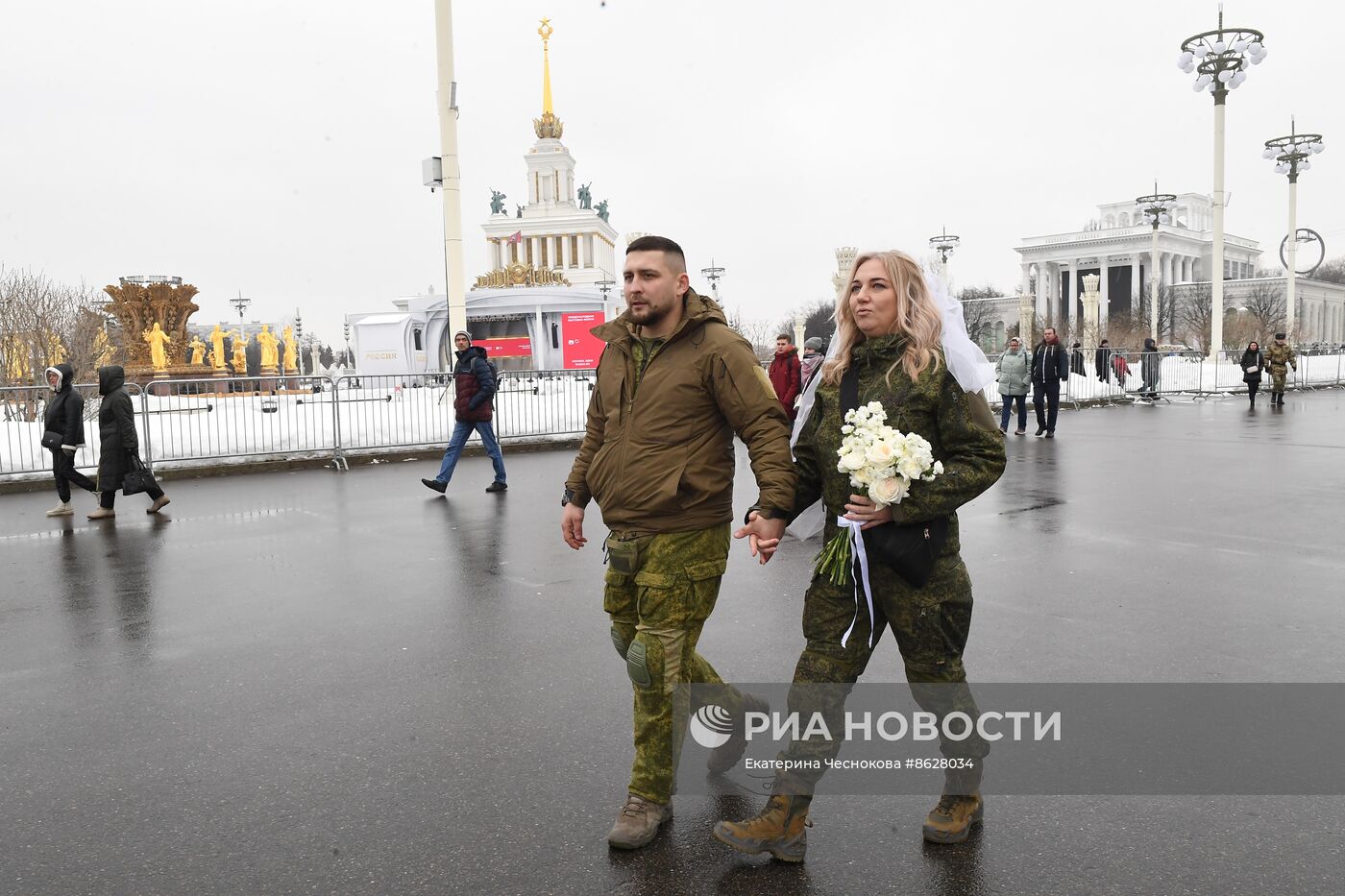 Выставка "Россия". Торжественная свадебная церемония участников СВО к годовщине начала специальной военной операции