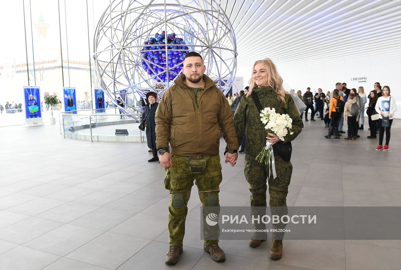 Выставка "Россия". Торжественная свадебная церемония участников СВО к годовщине начала специальной военной операции