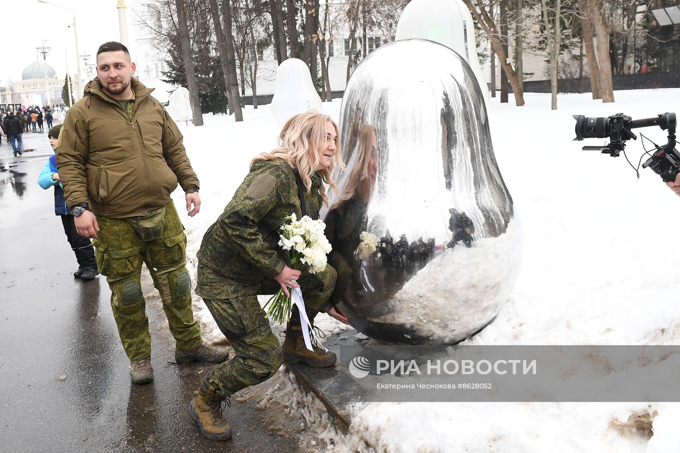 Выставка "Россия". Торжественная свадебная церемония участников СВО к годовщине начала специальной военной операции