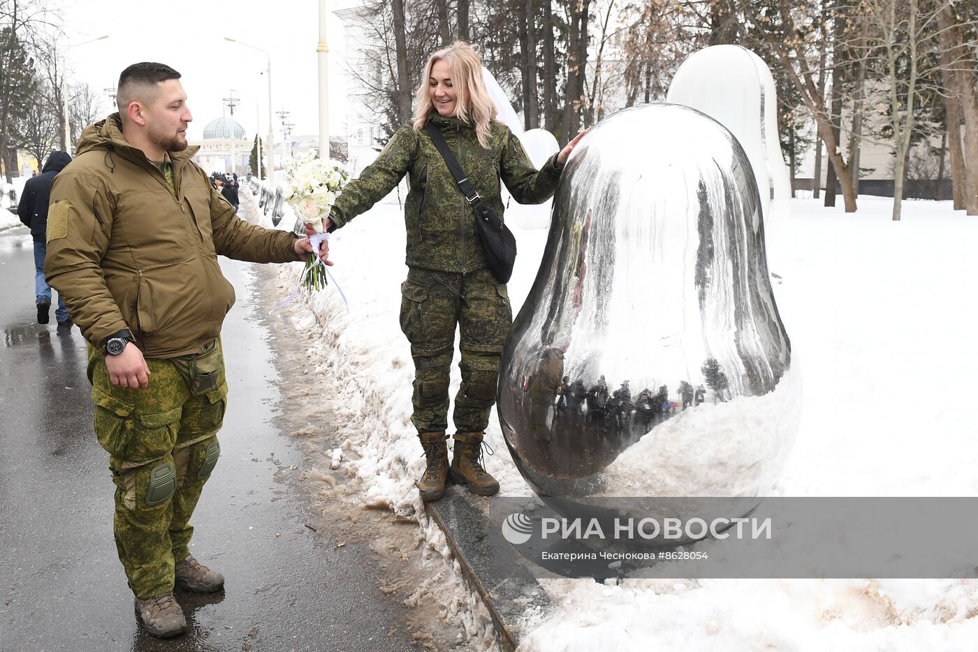 Выставка "Россия". Торжественная свадебная церемония участников СВО к годовщине начала специальной военной операции