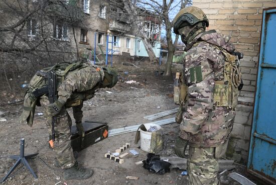 Боевая работа саперов 40-го инженерно-саперного полка ЦВО по разминированию Авдеевки