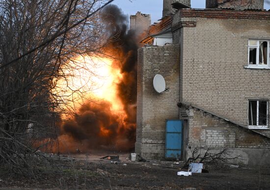 Боевая работа саперов 40-го инженерно-саперного полка ЦВО по разминированию Авдеевки