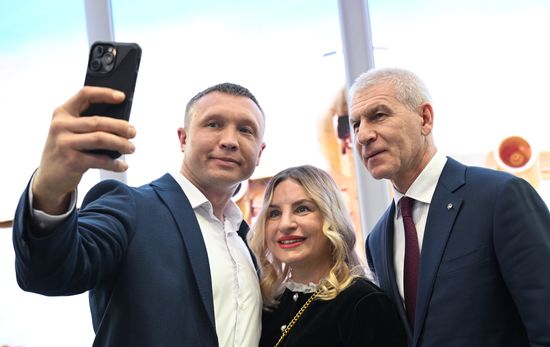 Выставка "Россия". Министр спорта РФ О. Матыцин осмотрел экспозиции регионов