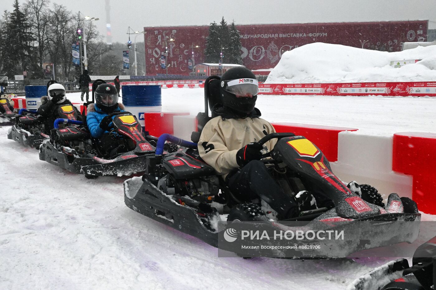 Выставка "Россия". Соревнования по картингу на льду