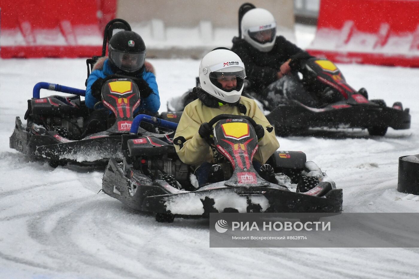 Выставка "Россия". Соревнования по картингу на льду