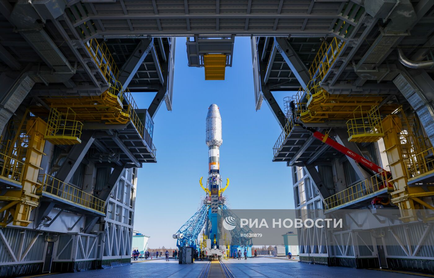 Ракету "Союз-2.1б" со спутником "Метеор-М" вывезли на стартовый комплекс космодрома Восточный