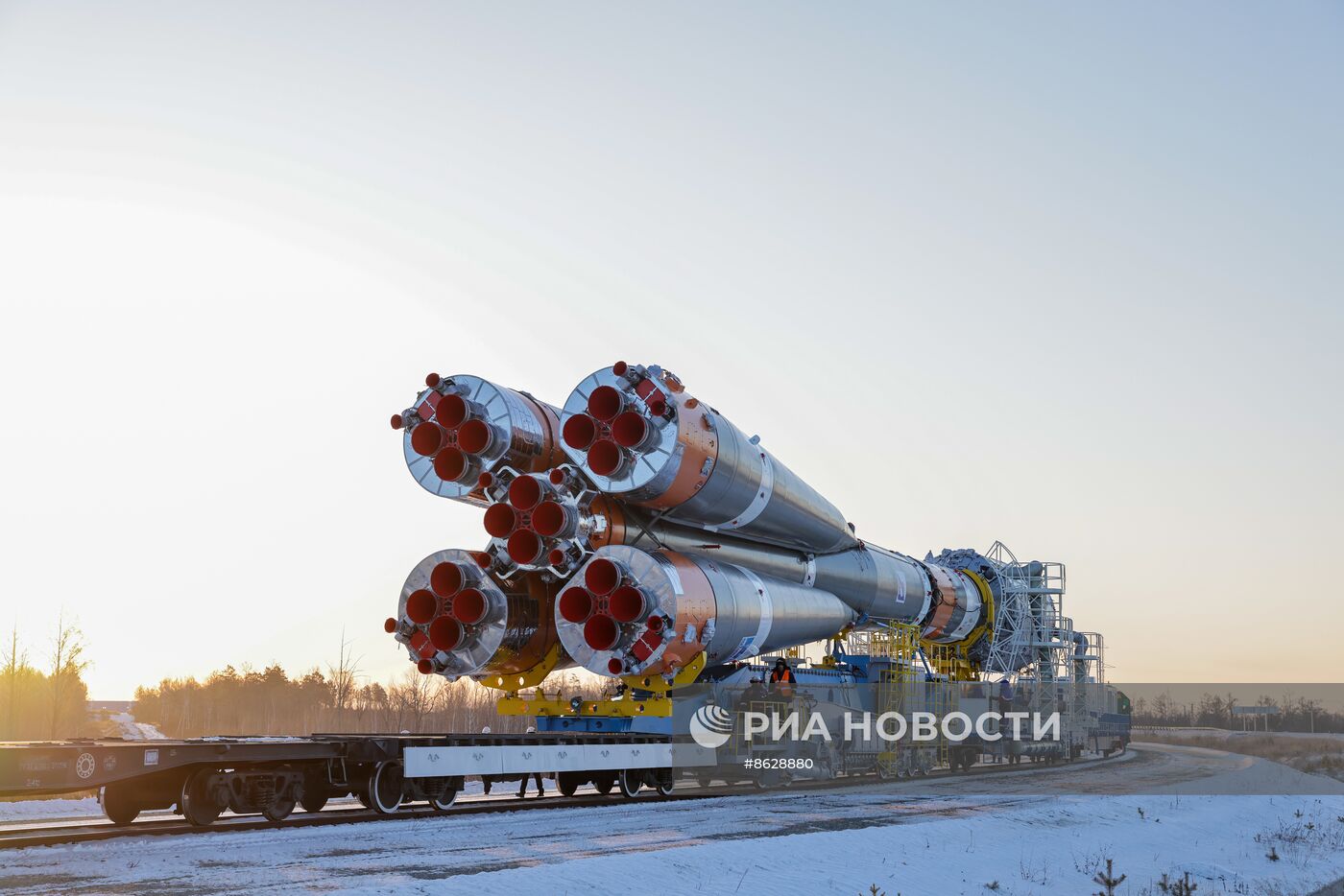 Ракету "Союз-2.1б" со спутником "Метеор-М" вывезли на стартовый комплекс космодрома Восточный