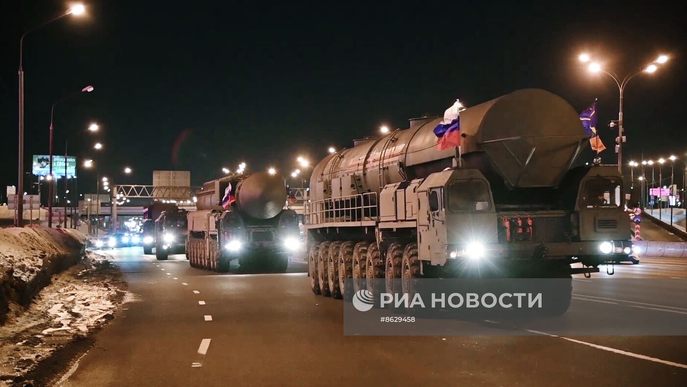 Колонна ПГРК "Ярс" совершает марш для подготовки к военному параду 9 мая