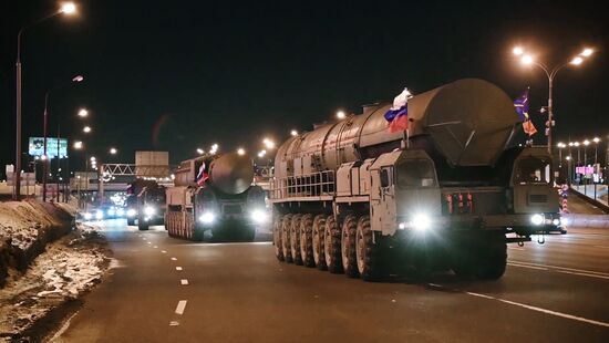 Колонна ПГРК "Ярс" совершает марш для подготовки к военному параду 9 мая