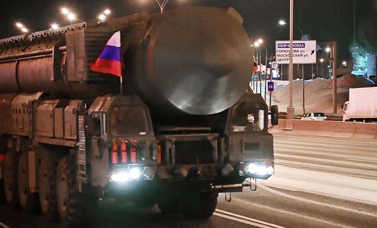 Колонна ПГРК "Ярс" совершает марш для подготовки к военному параду 9 мая