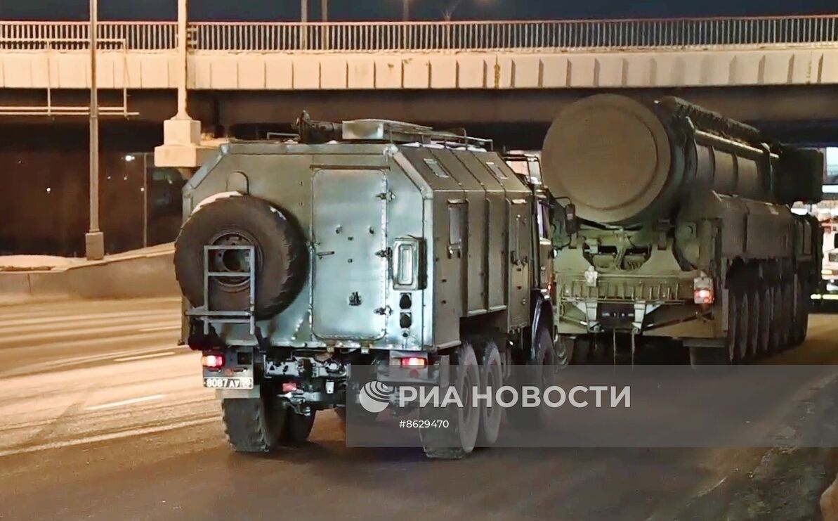 Колонна ПГРК "Ярс" совершает марш для подготовки к военному параду 9 мая