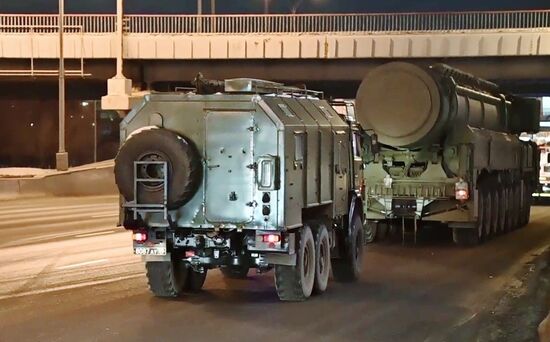 Колонна ПГРК "Ярс" совершает марш для подготовки к военному параду 9 мая