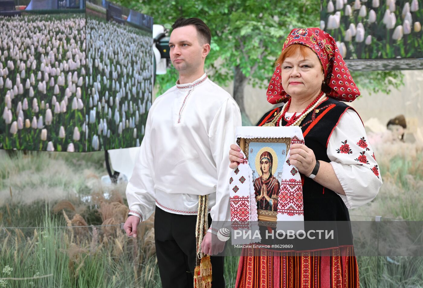 Выставка "Россия". Театральный коллектив представил свадьбу в традициях Белгородской области