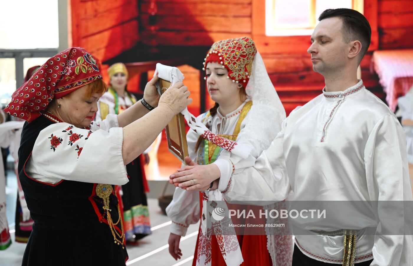 Выставка "Россия". Театральный коллектив представил свадьбу в традициях Белгородской области