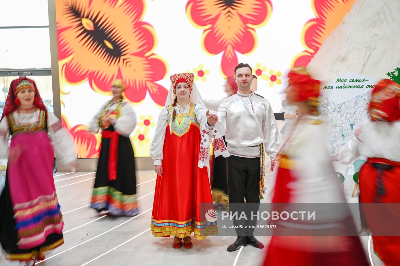 Выставка "Россия". Театральный коллектив представил свадьбу в традициях Белгородской области