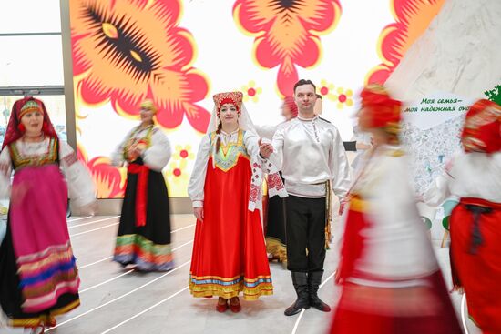 Выставка "Россия". Театральный коллектив представил свадьбу в традициях Белгородской области
