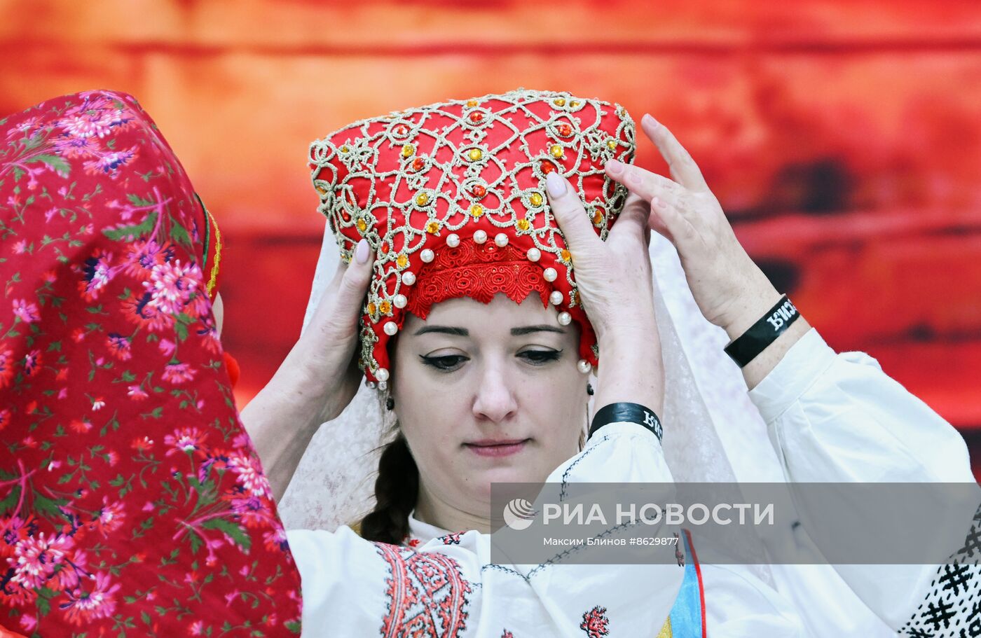 Выставка "Россия". Театральный коллектив представил свадьбу в традициях Белгородской области