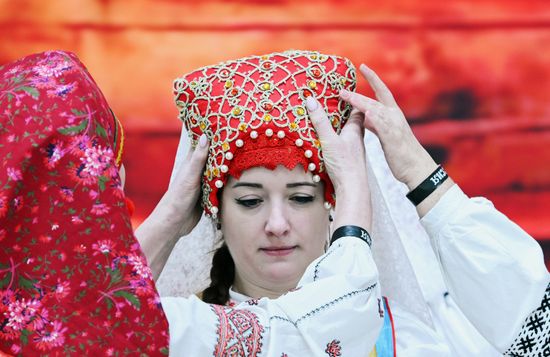 Выставка "Россия". Театральный коллектив представил свадьбу в традициях Белгородской области