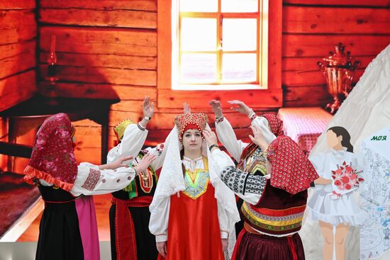 Выставка "Россия". Театральный коллектив представил свадьбу в традициях Белгородской области