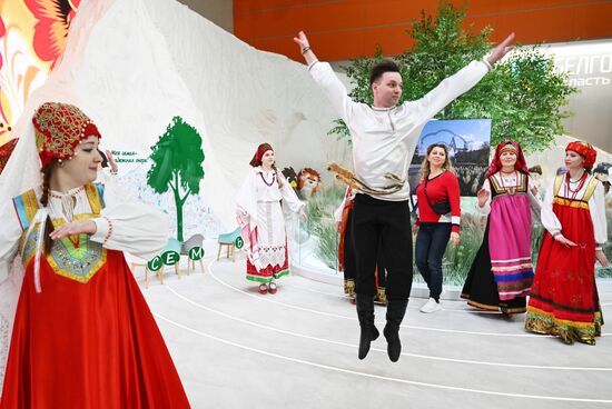 Выставка "Россия". Театральный коллектив представил свадьбу в традициях Белгородской области