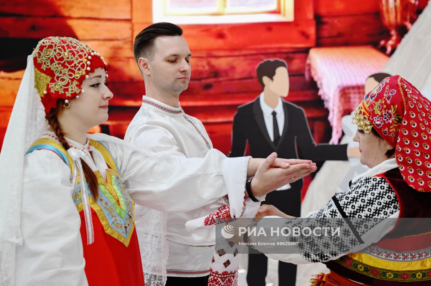 Выставка "Россия". Театральный коллектив представил свадьбу в традициях Белгородской области
