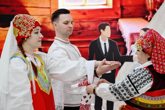 Выставка "Россия". Театральный коллектив представил свадьбу в традициях Белгородской области