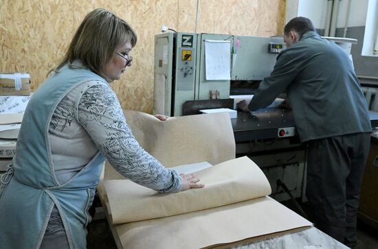 Окончание изготовления избирательных бюллетеней в типографии Луганска