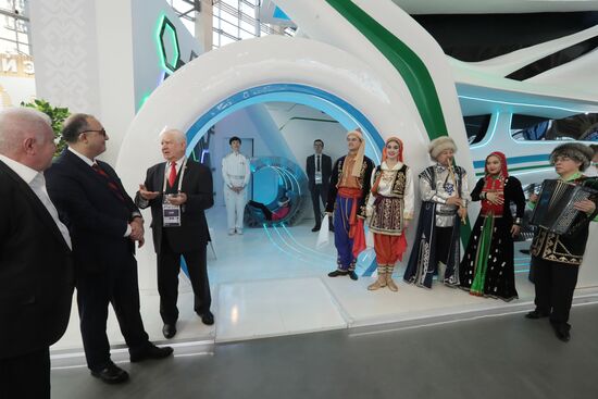 Выставка "Россия". Встреча и.о. полпреда Республики Башкортостан при президенте РФ Р. Халикова с заместителем чрезвычайного и полномочного посла Турецкой Республики в РФ Гюнханом Эмре Эрсоем