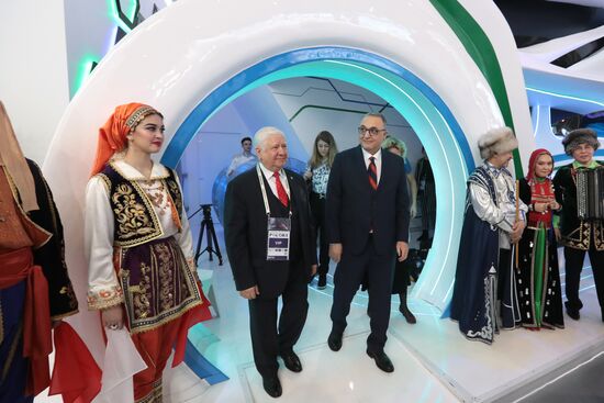 Выставка "Россия". Встреча и.о. полпреда Республики Башкортостан при президенте РФ Р. Халикова с заместителем чрезвычайного и полномочного посла Турецкой Республики в РФ Гюнханом Эмре Эрсоем