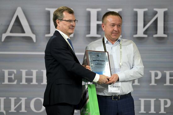 Выставка "Россия". Церемония награждения за выдающиеся достижения при реализации уникальных инновационных проектов из высокотехнологичной продукции на основе алюминия 