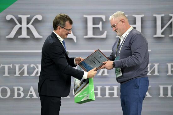 Выставка "Россия". Церемония награждения за выдающиеся достижения при реализации уникальных инновационных проектов из высокотехнологичной продукции на основе алюминия 
