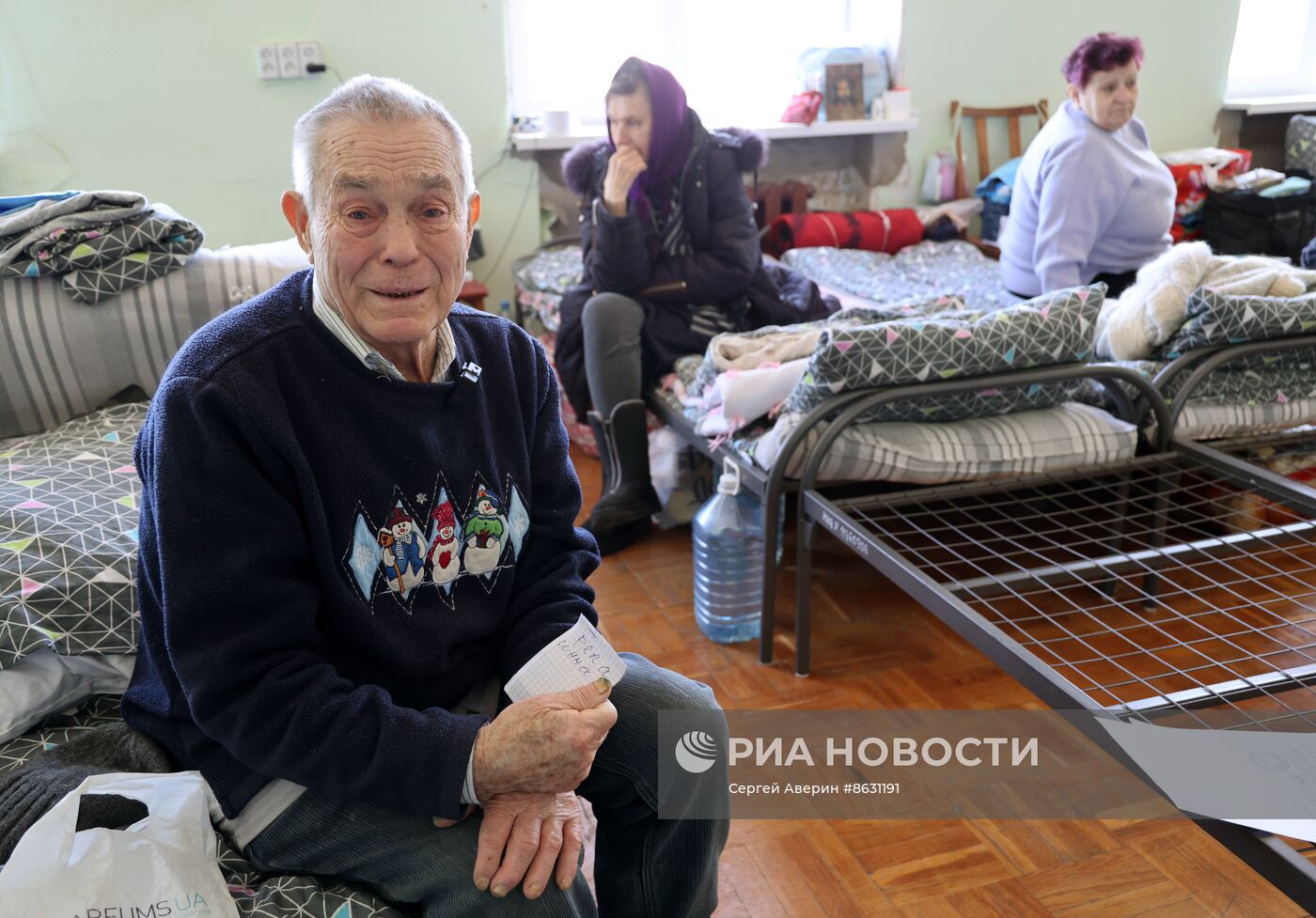 Эвакуированные из Авдеевки жители в пункте временного размещения в Иловайске