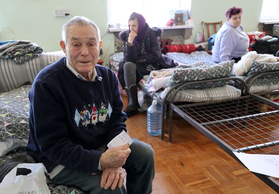 Эвакуированные из Авдеевки жители в пункте временного размещения в Иловайске