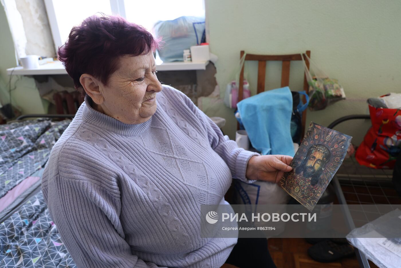 Эвакуированные из Авдеевки жители в пункте временного размещения в Иловайске