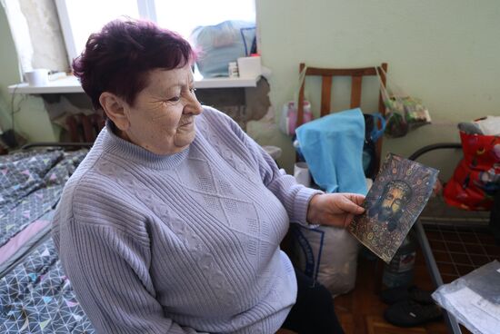 Эвакуированные из Авдеевки жители в пункте временного размещения в Иловайске