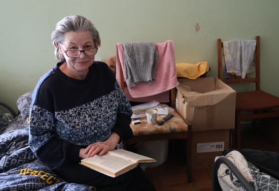 Эвакуированные из Авдеевки жители в пункте временного размещения в Иловайске