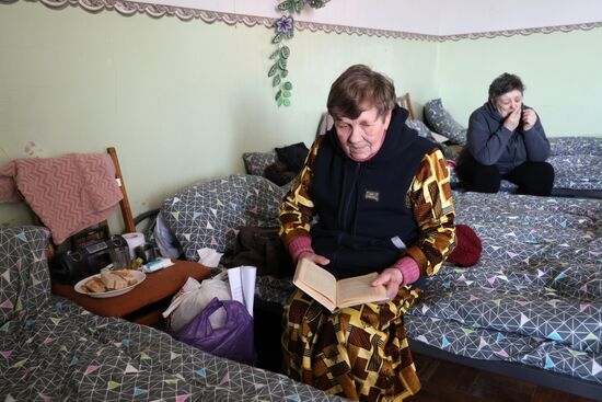 Эвакуированные из Авдеевки жители в пункте временного размещения в Иловайске