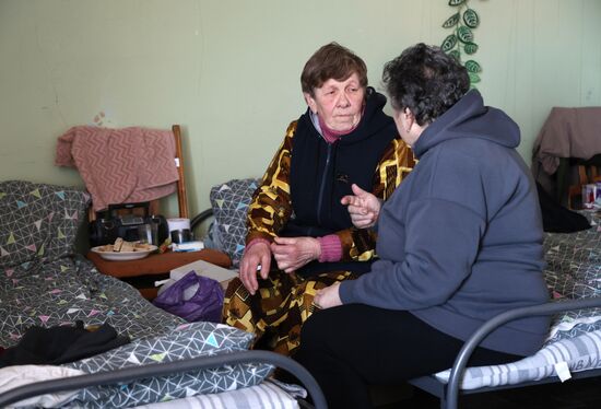 Эвакуированные из Авдеевки жители в пункте временного размещения в Иловайске