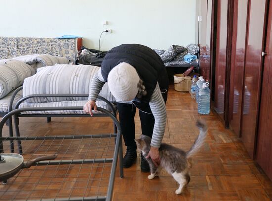 Эвакуированные из Авдеевки жители в пункте временного размещения в Иловайске