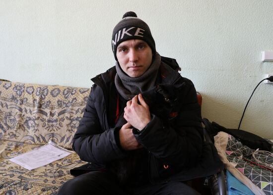 Эвакуированные из Авдеевки жители в пункте временного размещения в Иловайске