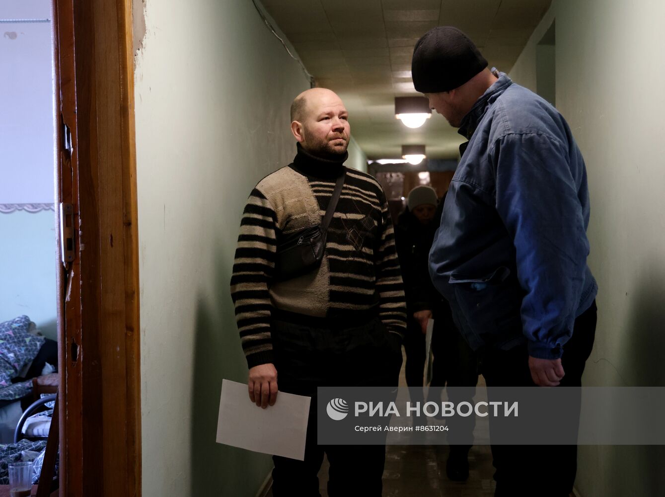 Эвакуированные из Авдеевки жители в пункте временного размещения в Иловайске