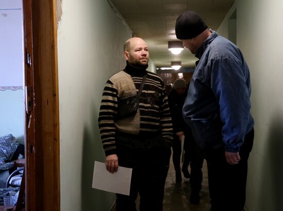 Эвакуированные из Авдеевки жители в пункте временного размещения в Иловайске
