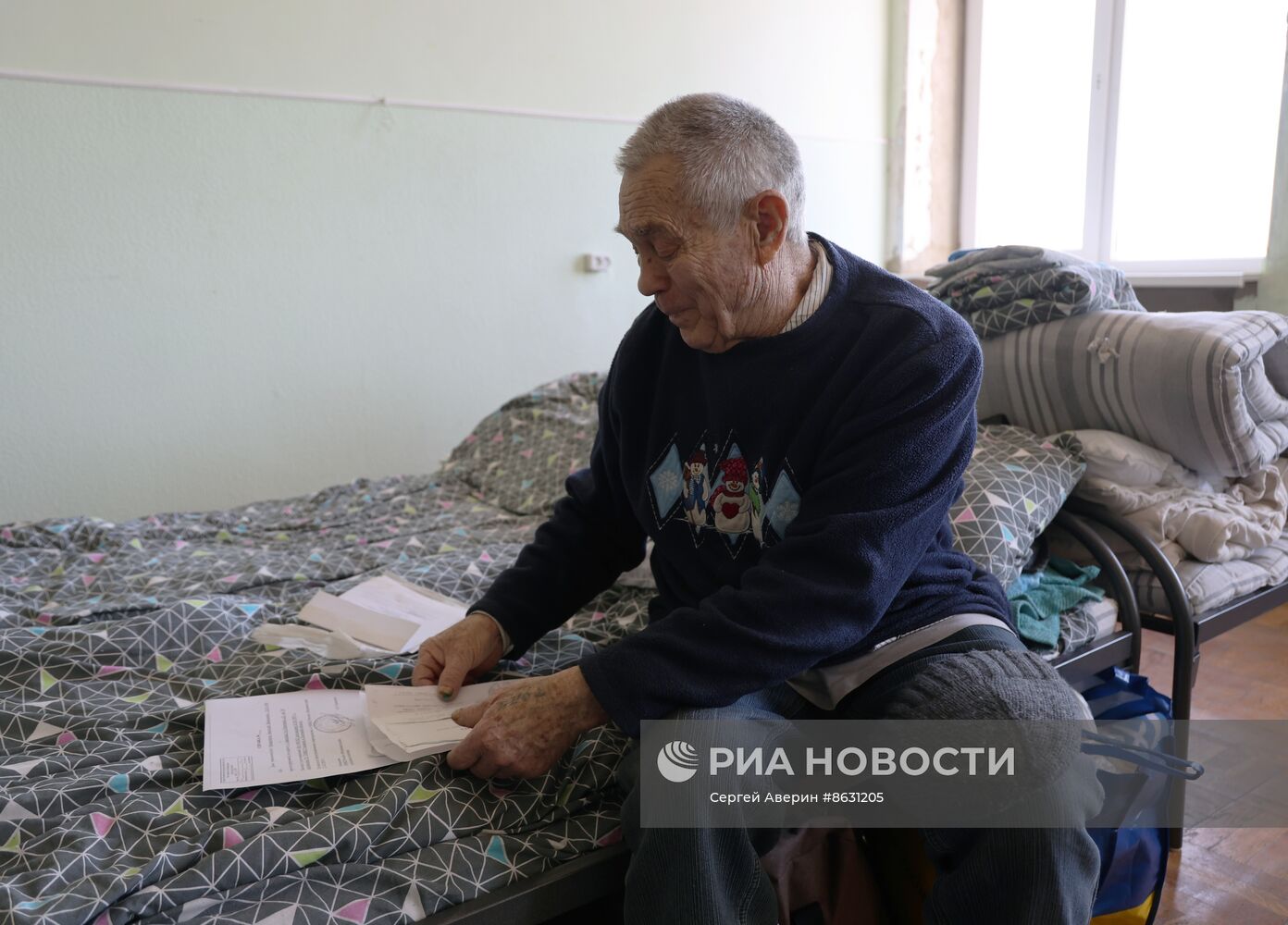 Эвакуированные из Авдеевки жители в пункте временного размещения в Иловайске