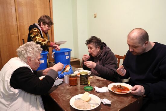 Эвакуированные из Авдеевки жители в пункте временного размещения в Иловайске