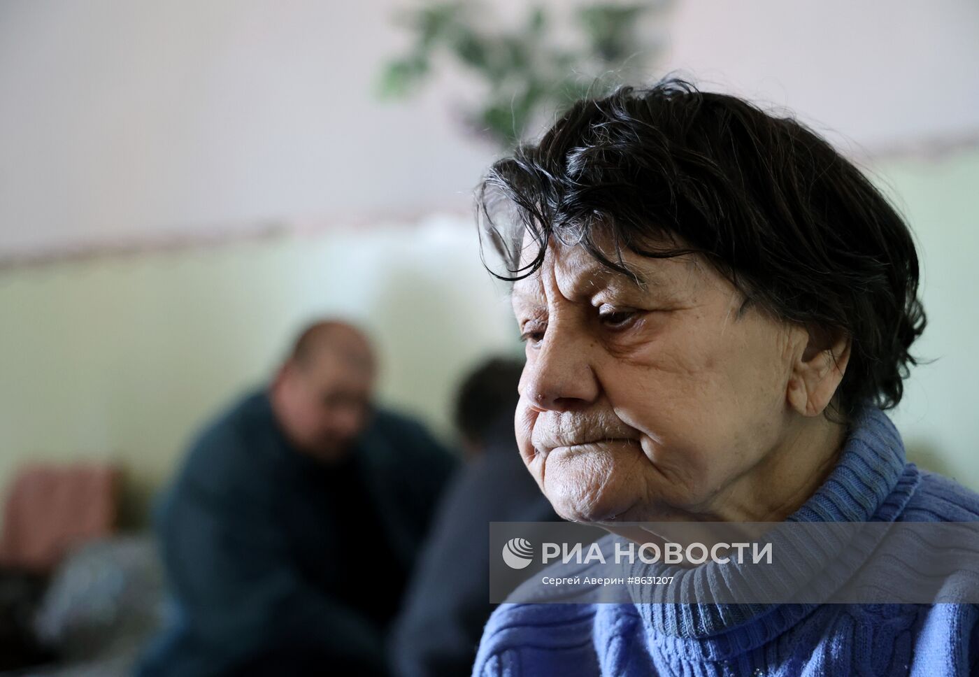 Эвакуированные из Авдеевки жители в пункте временного размещения в Иловайске