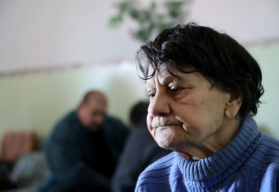 Эвакуированные из Авдеевки жители в пункте временного размещения в Иловайске