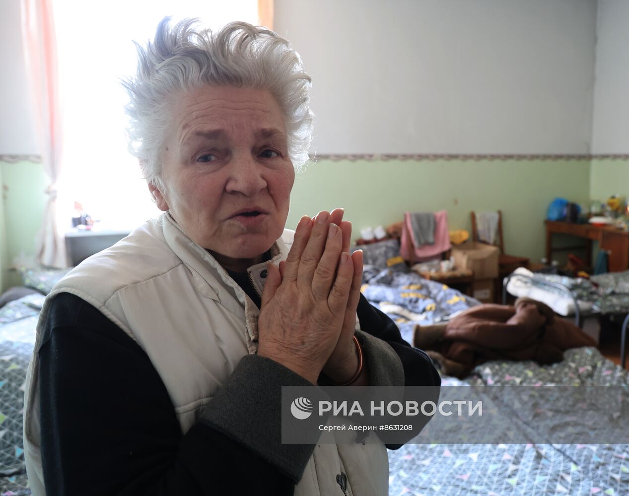 Эвакуированные из Авдеевки жители в пункте временного размещения в Иловайске